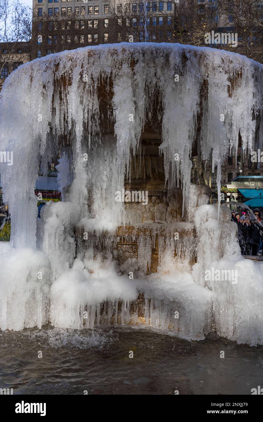 Fountain est surgelé au Bryant Park le jour de Noël à New York Banque D'Images