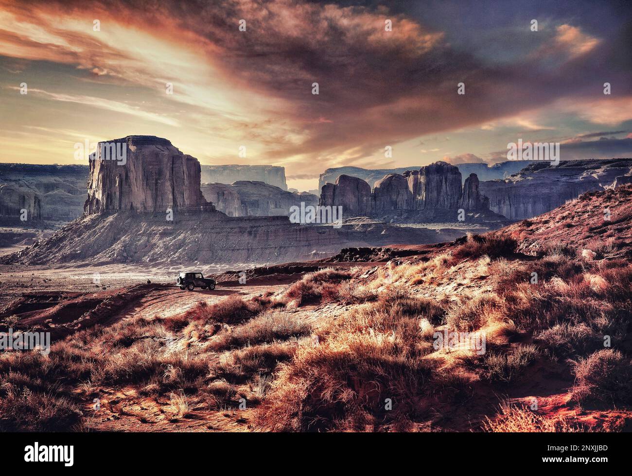 Une jeep s'arrête pour admirer la vue sur Monument Valley, Arizona. Banque D'Images