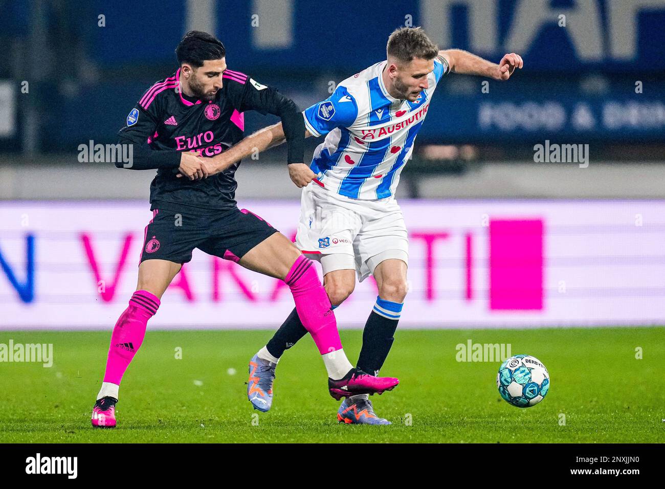 Heerenveen - Alireza Jahanbakhsh de Feyenoord, Pawel Bochniewicz de SC Heerenveen pendant le match entre SC Heerenveen et Feyenoord à Abe Lenstra Stadion le 1 mars 2023 à Heerenveen, pays-Bas. (Box to Box Pictures/Yannick Verhoeven) Banque D'Images