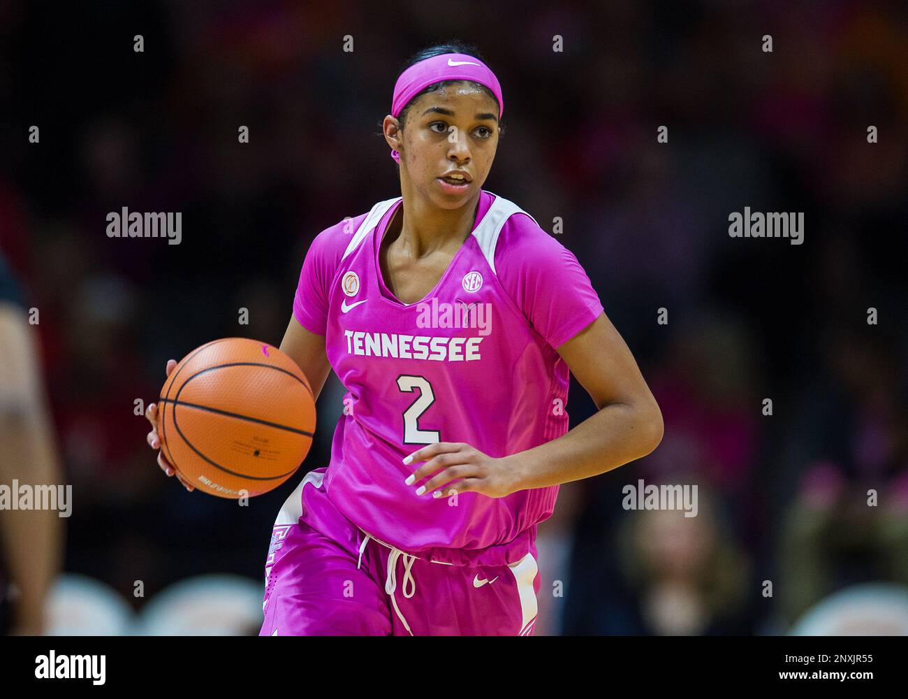 KNOXVILLE, TN - FEBRUARY 11: Tennessee Lady Volunteers guard Evina Westbrook (2) brings the ball up court during a game between the Georgia Bulldogs and Tennessee Lady Volunteers on February 11, 2018, at Thompson-Boling Arena in Knoxville, TN. (Photo by Bryan Lynn/Icon Sportswire) (Icon Sportswire via AP Images) Banque D'Images
