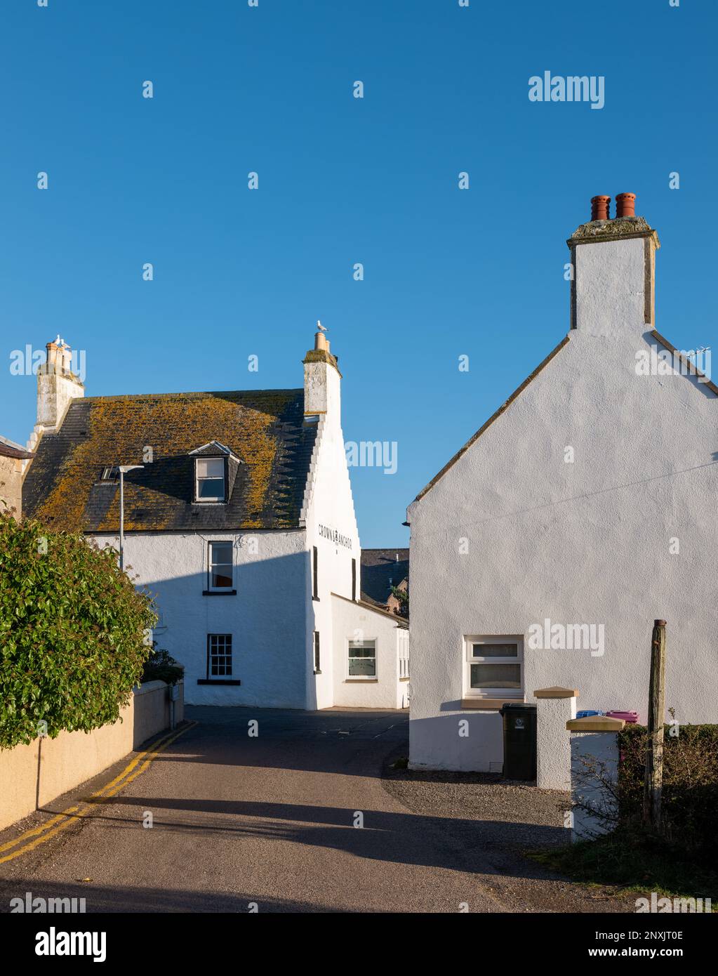 26 février 2023. Findhorn, Moray, Écosse. C'est la voie avec le Crown and Anchor Inn, pub, restaurant et chambres dans le petit vill Banque D'Images