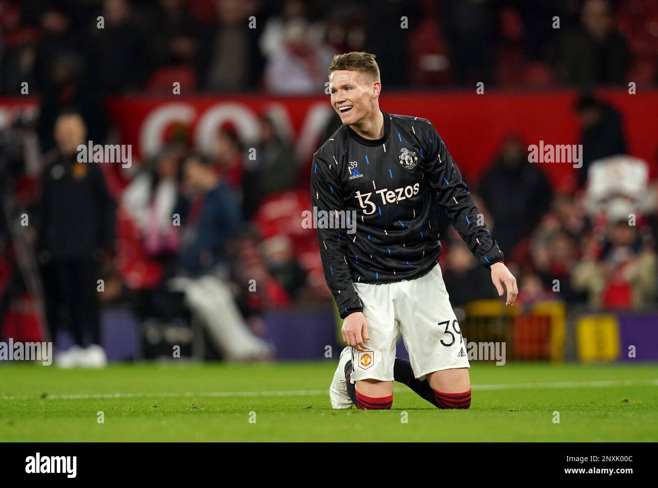 Scott McTominay, de Manchester United, sourit après avoir tenté un coup de ciseaux lors de l'échauffement avant le cinquième match de la coupe Emirates FA à Old Trafford, Manchester. Date de la photo: Mercredi 1 mars 2023. Banque D'Images