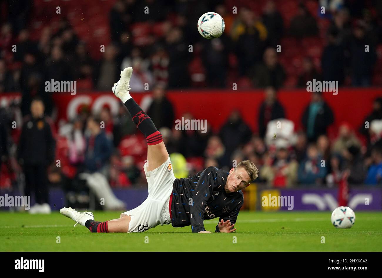 Scott McTominay, de Manchester United, tente un coup de pied en ciseaux dans l'échauffement avant le cinquième match de la coupe Emirates FA à Old Trafford, Manchester. Date de la photo: Mercredi 1 mars 2023. Banque D'Images