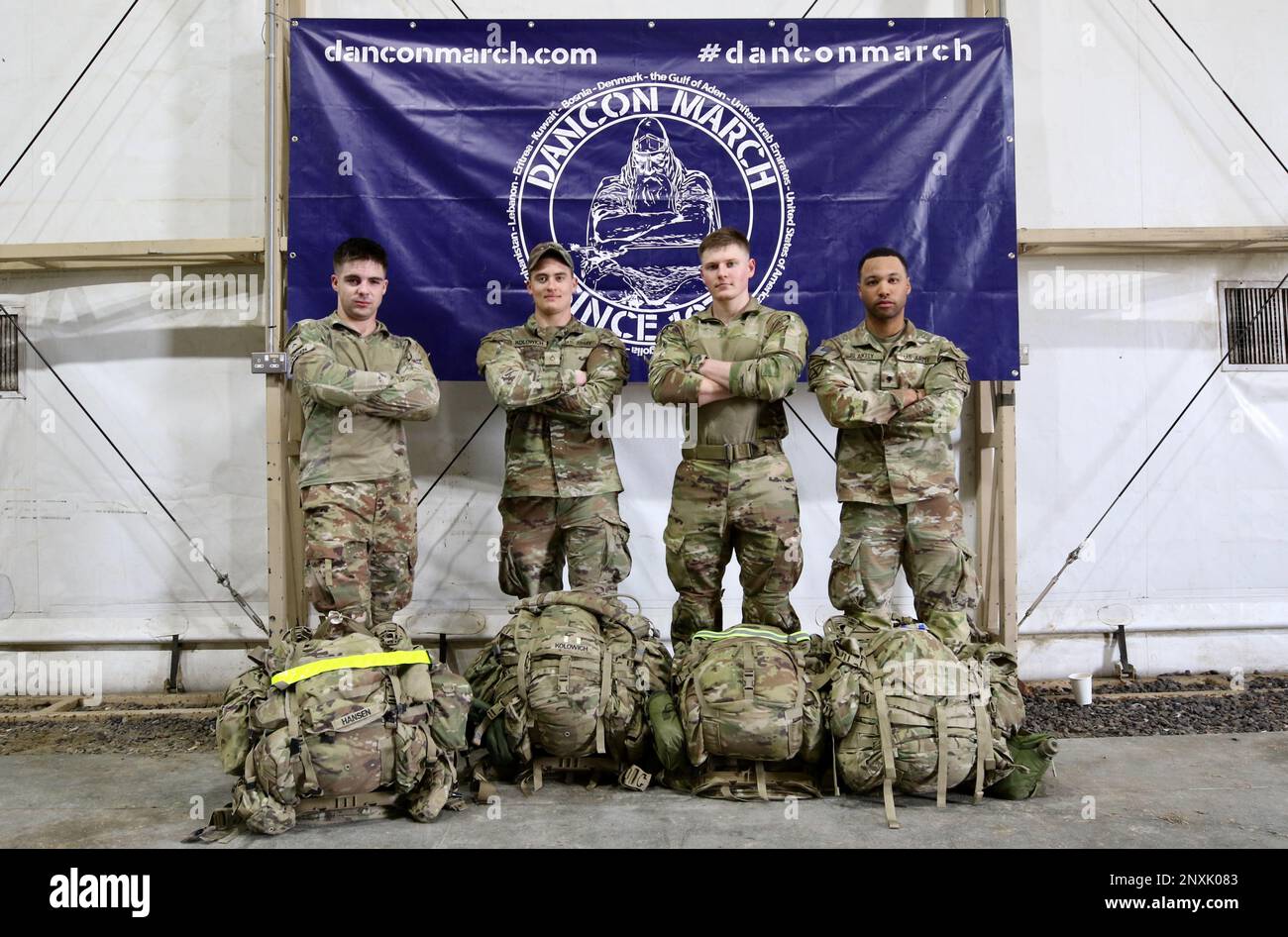 ÉTATS-UNIS Les soldats posent après avoir terminé la marche du ...