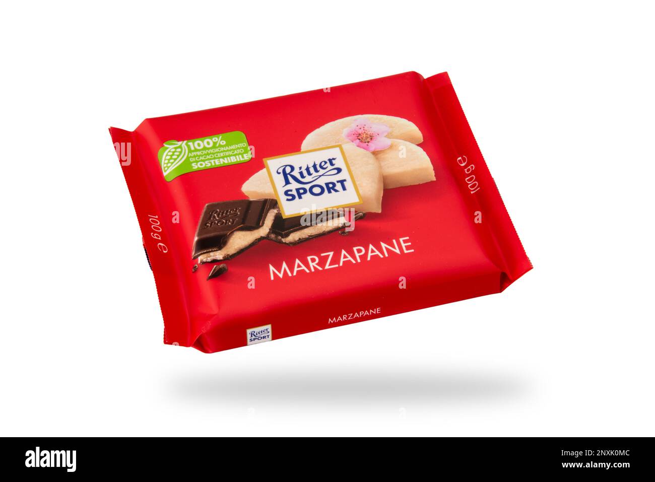 Italie - 06 février 2023: Chocolat massepain Ritter Sport bar emballage rouge italien. Isolé sur blanc, masque inclus. Chocolat sport Ritter Banque D'Images