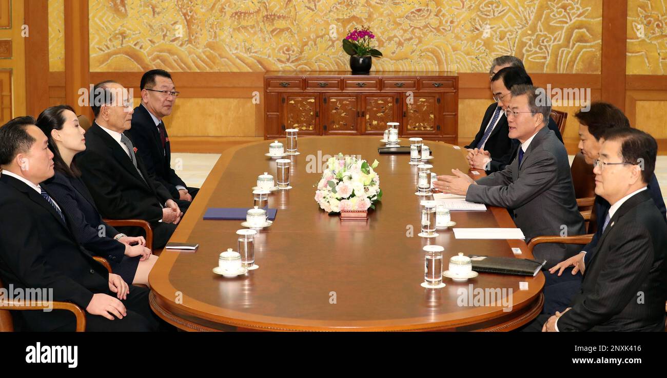 South Korean President Moon Jae-in, third from right, speaks to Kim Yo Jong, second from left, sister of North Korean leader Kim Jong Un, and North Korean delegation during a meeting at the presidential house in Seoul, South Korea, Saturday, Feb. 10, 2018. South Korean President Moon is hosting lunch for the senior North Korean officials in the most significant diplomatic encounter between the rivals in years. (Kim Ju-sung/Yonhap via AP) Banque D'Images