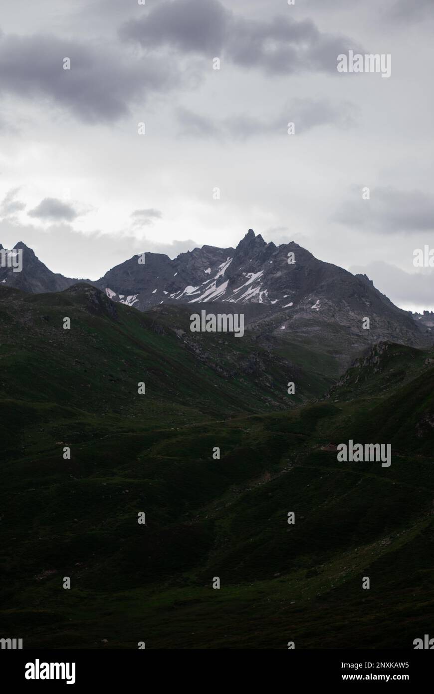 Vue sur les montagnes dans la neige dans les Alpes Banque D'Images