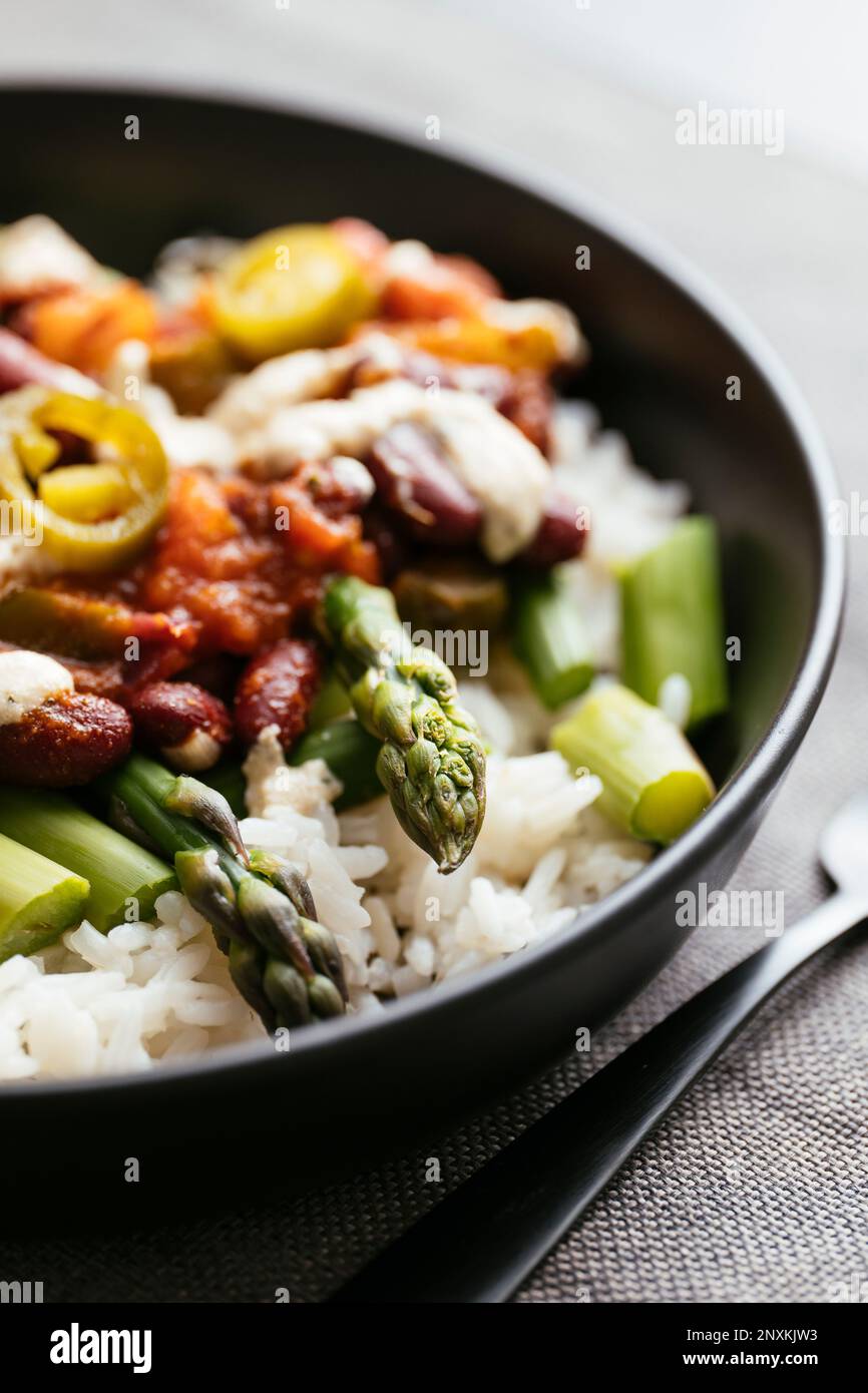 Asperges fraîches avec sauce mexicaine sur riz Banque D'Images