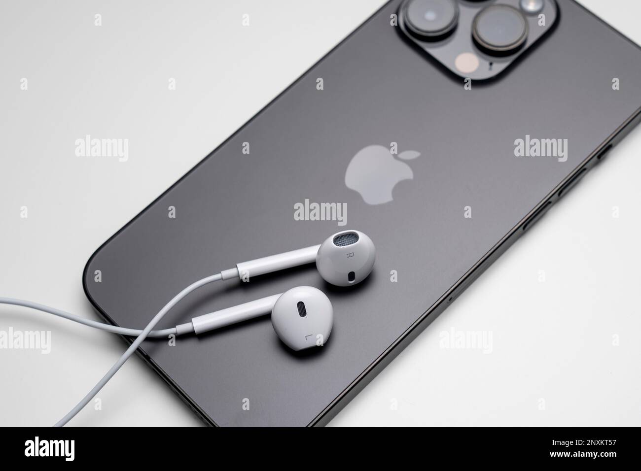 Apple iPhone 14 Pro Max, noir espace, vue arrière du smartphone. À côté, il  y a les nouveaux écouteurs Apple EarPods et Airpods pour écouter de la  musique Photo Stock - Alamy