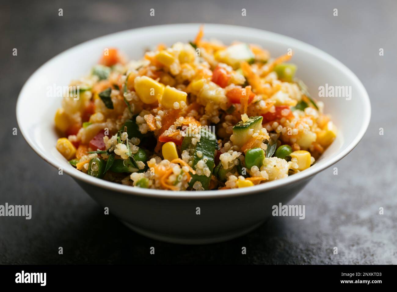 Salade saine de quinoa et de légumes d'été Banque D'Images