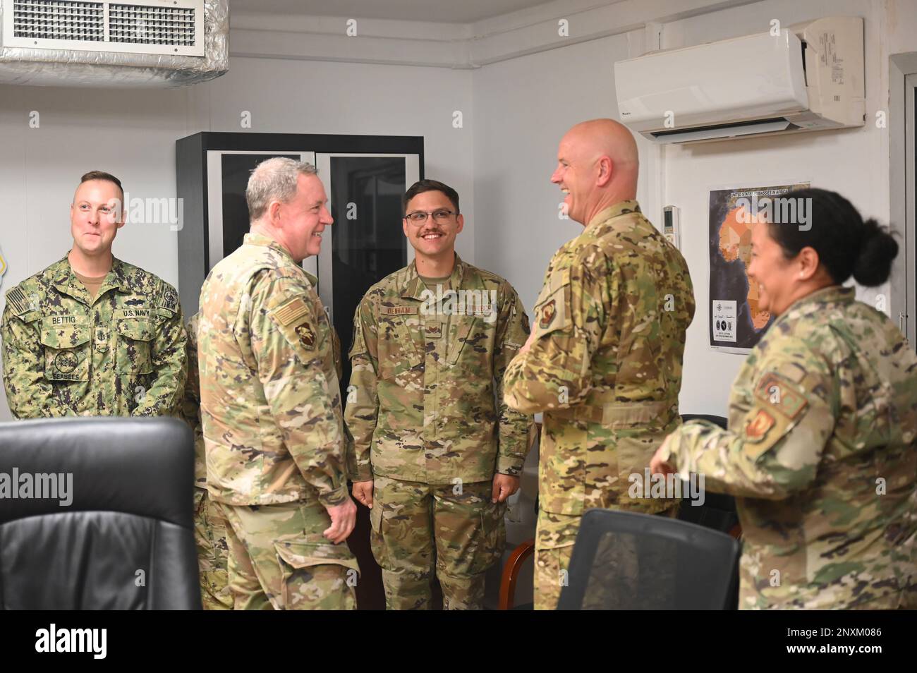 ÉTATS-UNIS James Hecker, général de la Force aérienne, États-Unis Le commandant des forces aériennes en Europe et des forces aériennes en Afrique (USAFE-AFARICA) rencontre des membres de service reconnus après un briefing d'immersion avec les commandants de l'escadron sous le Groupe expéditionnaire aérien (AEG) 449th au Camp Lemonnier, Djibouti, le 23 janvier 2023. L'AEG 449th fournit des forces de récupération du personnel, des capacités de transport aérien intra-théâtre, un soutien aux opérations de base et plus encore aux forces américaines et partenaires en Afrique orientale. Banque D'Images