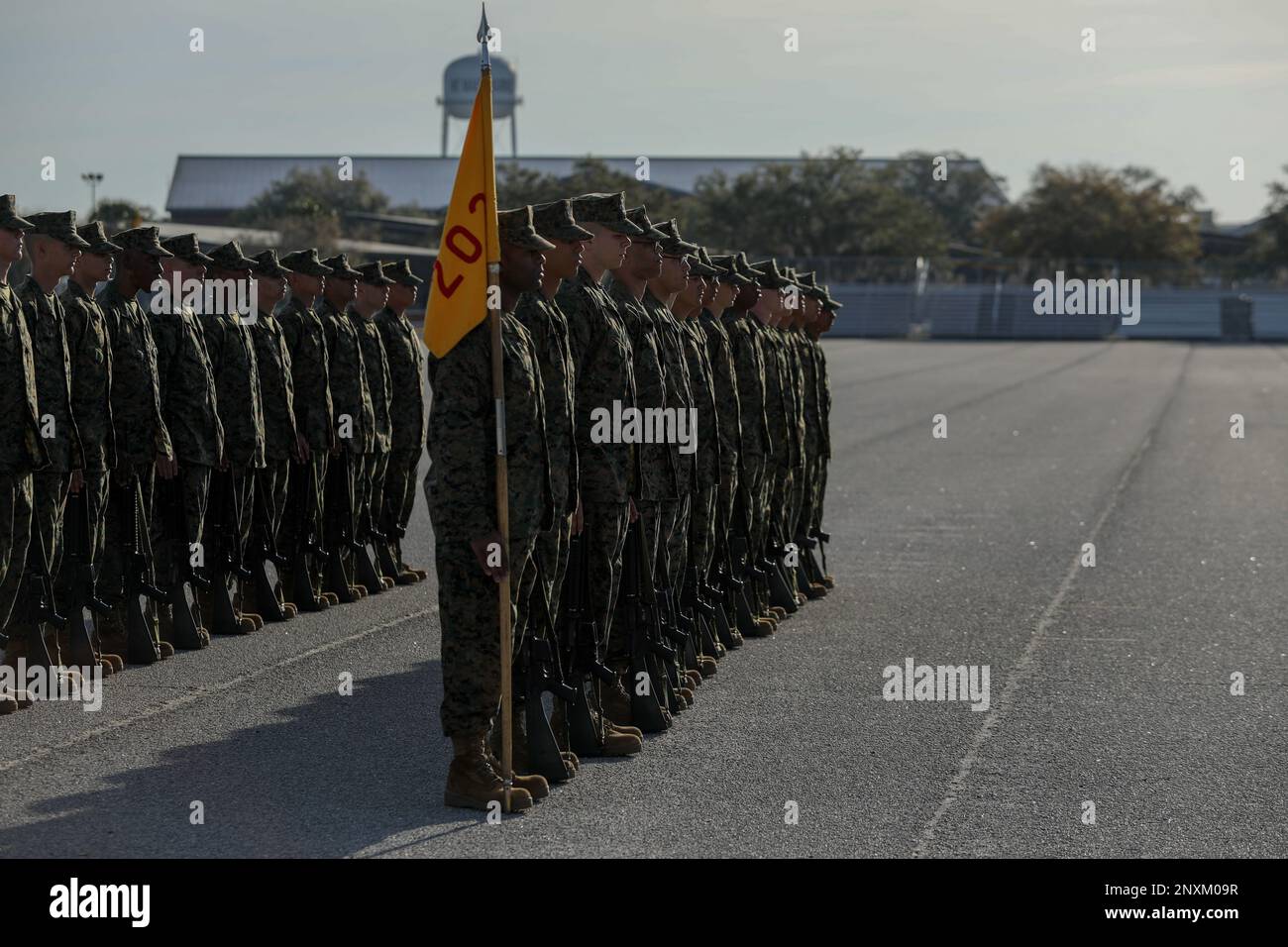 Les recrues de l'Hôtel Company, 2nd Recruit Training Battalion, participent à l'inspection initiale des forages du corps des Marines Recruit Depot Parris Island, S.C., 20 février 2023. L'exercice initial est le premier marqueur de la discipline et de la cohésion de l'unité des recrues. Banque D'Images