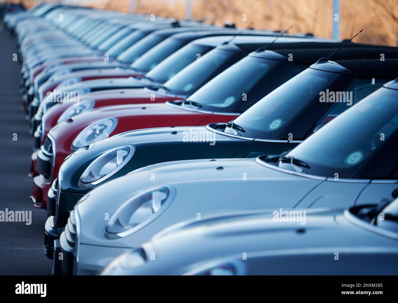 In this Sunday, Jan. 7, 2018, photograph, 2017 and 2018 Mini Coopers sit on a dealer's lot in Highlands Ranch, Colo. January 2018 U.S. auto sales are expected to grow just a little as rebates and other deals wane after a December buying spree. (AP Photo/David Zalubowski) Banque D'Images
