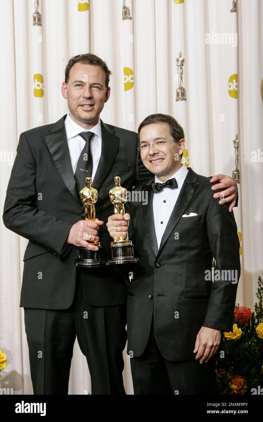 Andrew Ruhemann, à gauche, et Shaun Tan posent dans la salle de presse lors des Oscars 83rd de l'Académie au Kodak Theatre on 27 février 2011, à Hollywood, en Californie. Photo de Francis Specker Banque D'Images