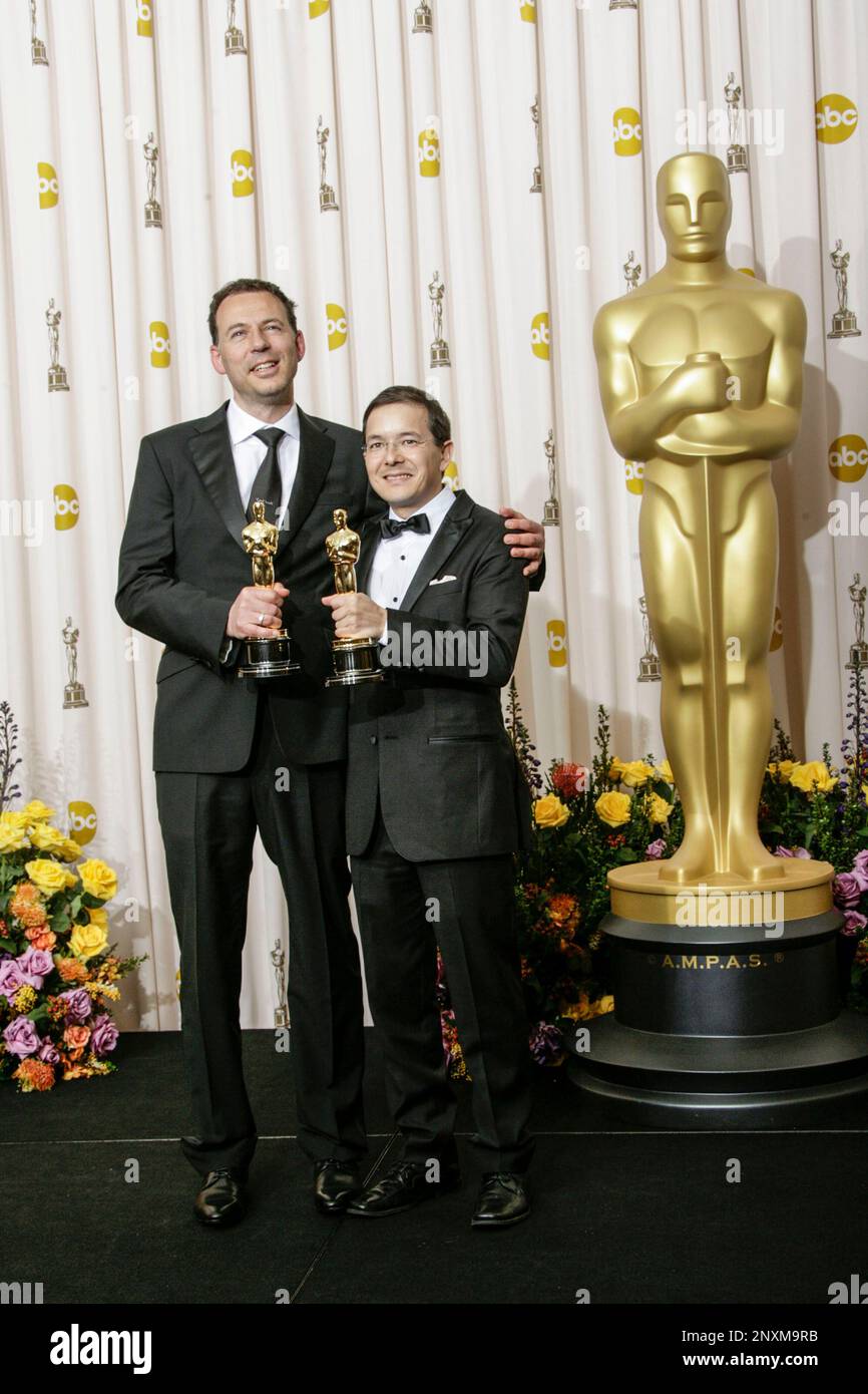 Andrew Ruhemann, à gauche, et Shaun Tan posent dans la salle de presse lors des Oscars 83rd de l'Académie au Kodak Theatre on 27 février 2011, à Hollywood, en Californie. Photo de Francis Specker Banque D'Images