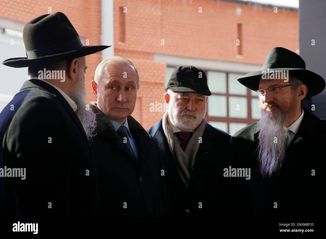 Russian President Vladimir Putin accompanied by Head of the Russian Federation of Jewish Communities and the museum's director Alexander Boroda, left, businessmen Viktor Vekselberg, second from right, and Russia's chief rabbi, Berel Lazar, right, stands next the stone of the memorial to members of the resistance at Nazis concentration camps during WW II, at the Jewish Museum and Center for Tolerance in Moscow, Russia, Monday, Jan. 29, 2018.(Maxim Shemetov/Pool Photo via AP) Banque D'Images