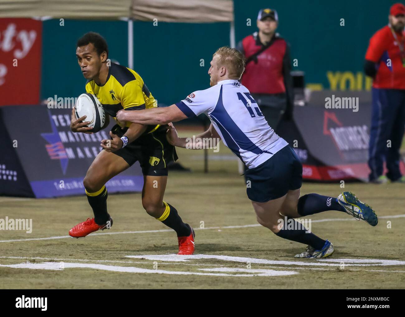 SUGAR LAND, TX - JANUARY 27: James Bay Athletic Club fullback Blake Mahovic (15) reaches out to tackle Houston SaberCats wing Osea Kolinisau (14) during the Major League Rugby match between James Bay AC and the Houston SaberCats on January 27, 2018 at Constellation Field on Sugar Land, Texas. (Photo by Leslie Plaza Johnson/Icon Sportswire) (Icon Sportswire via AP Images) Banque D'Images