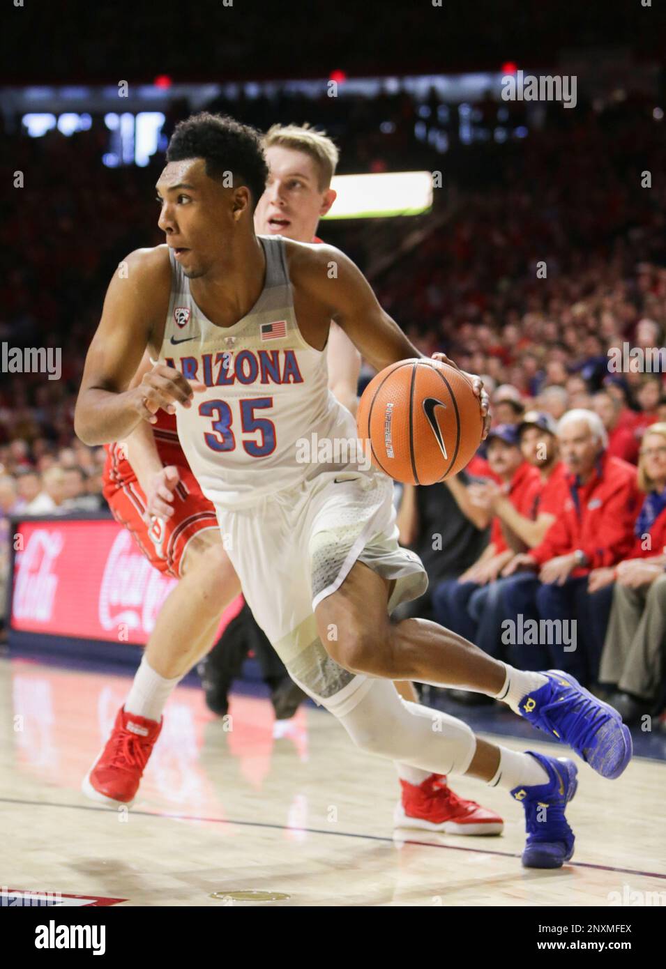 TUCSON, AZ - JANUARY 27: Arizona Wildcats guard Allonzo Trier (35) dribbles the ball during the a college basketball game between Utah Utes and the Arizona Wildcats on January 27, 2018, at McKale Center in Tucson, AZ. (Photo by Jacob Snow/Icon Sportswire) (Icon Sportswire via AP Images) Banque D'Images