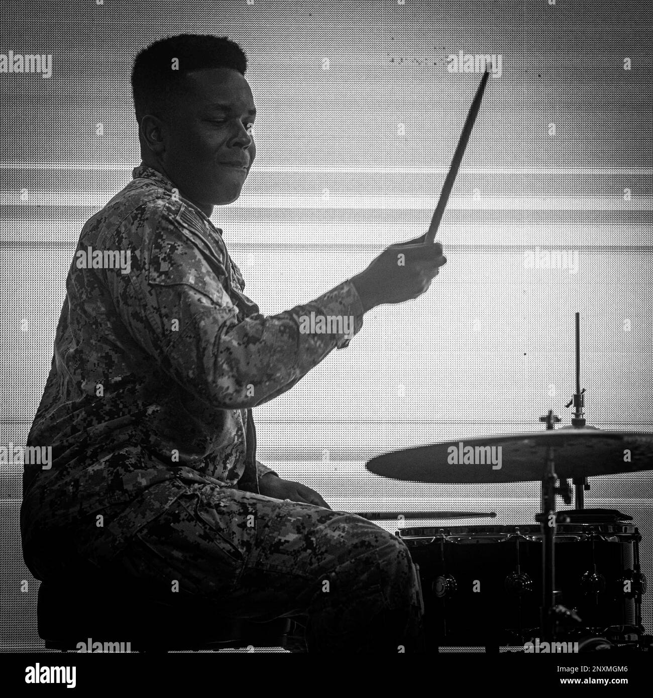 230128-N-DK722-1003 (le 28 janvier 2023) LAGOS, Nigeria – musicien 2nd Class Michael Wallace joue la batterie pour un enregistrement en direct à la télévision sur le programme Sunrise de Channels News à Lagos, Nigeria, le 28 janvier 2023, pendant Obangame Express 2023. Obangame Express 2023, réalisé par U.S. Forces navales en Afrique, est un exercice maritime conçu pour améliorer la coopération et accroître la sécurité et la sûreté maritimes entre les pays participants du golfe de Guinée et de l'océan Atlantique Sud. ÉTATS-UNIS La sixième flotte, dont le siège est à Naples, en Italie, mène toute la gamme des opérations conjointes et navales, souvent en conc Banque D'Images