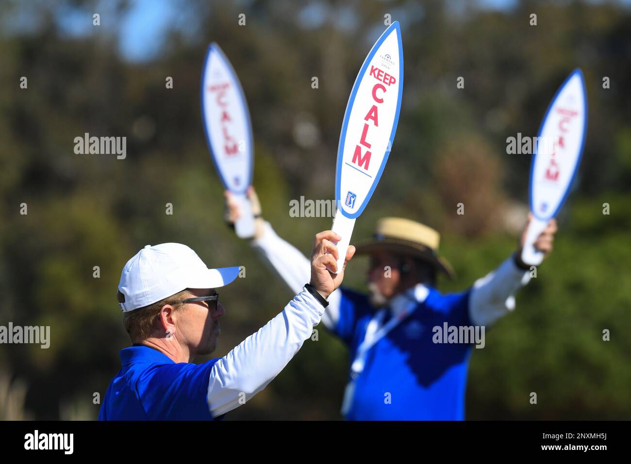 SAN DIEGO, CA - JANUARY 26: Two volunteers hold up signs on the North Course during the second round of the Farmers Insurance Open golf tournament at Torrey Pines Municipal Golf Course on January 26, 2018. (Photo by Brian Rothmuller/Icon Sportswire) (Icon Sportswire via AP Images) Banque D'Images