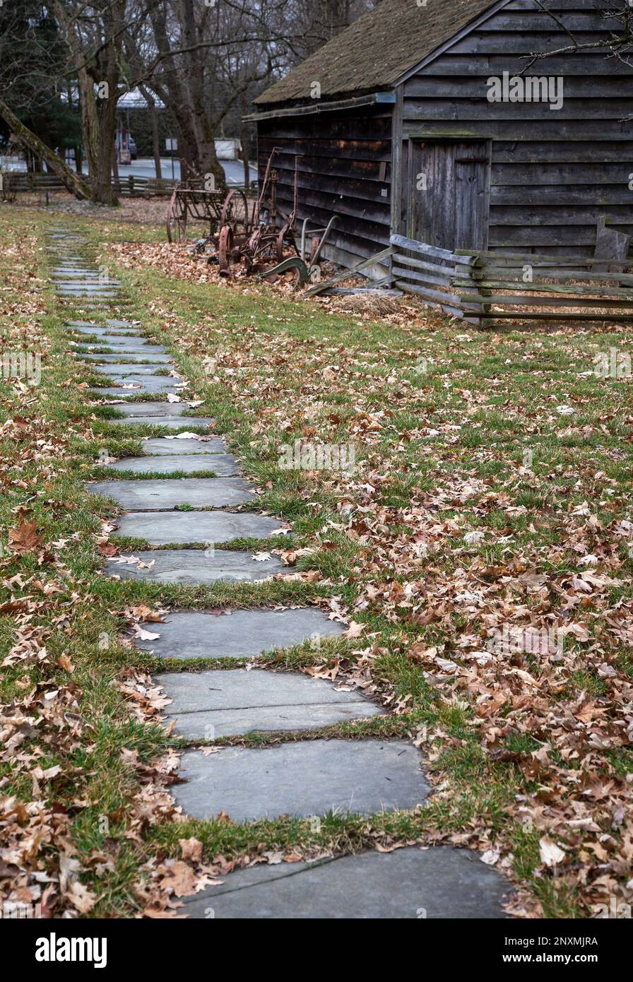 Un chemin en pierre menant à une ancienne grange Banque D'Images