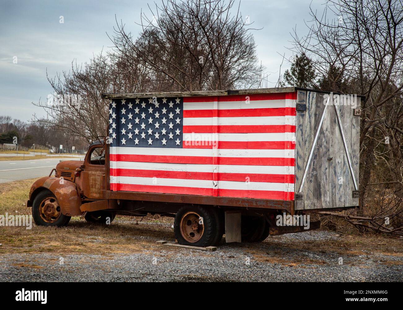 Vieux camion avec drapeau américain sur la fourche nord de long Island Banque D'Images