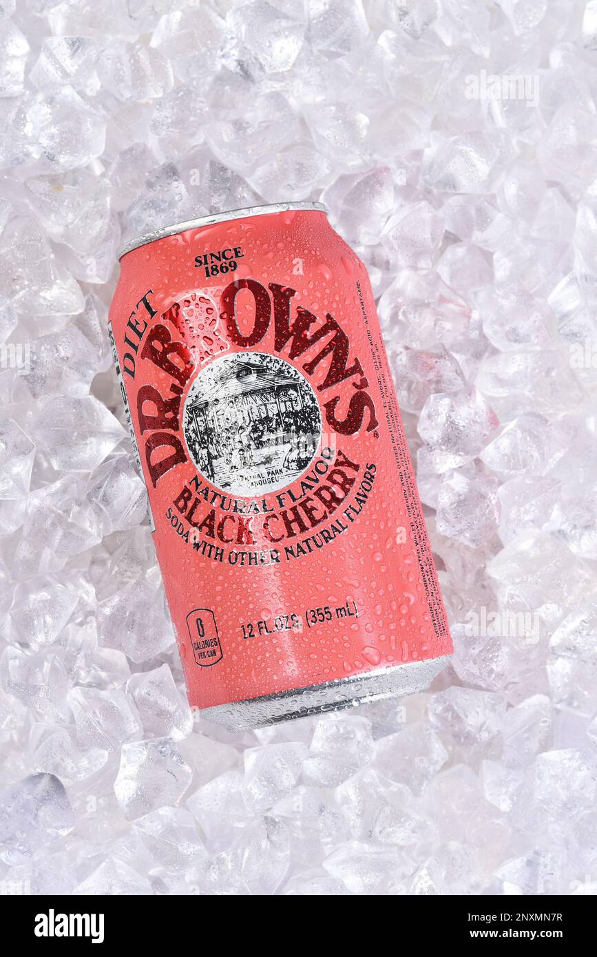 IRIVNE, CALIFORNIE - 01 MARS 2023 : une boîte de Dr. Browns Diet Black Cherry Soda dans un lit de glace. Banque D'Images