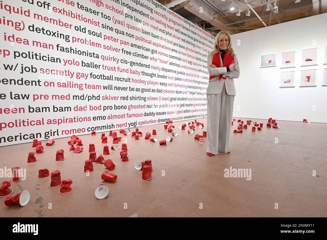 New York, États-Unis. 01st mars 2023. L'artiste Paula Crown pose avec son exposition de sculptures en fonte dans une installation intitulée '#solotogether. New York, New York, 1 mars 2023. Une installation artistique en deux parties #solotoéther par l'artiste avec une grande sculpture en bronze sur la place, et une exposition de niveau inférieur de sculptures en fonte de coupes solo, ainsi que des images encadrées et une expérience audio seront exposés par 21 mai. (Photo par Anthony Behar/Sipa USA) crédit: SIPA USA/Alay Live News Banque D'Images