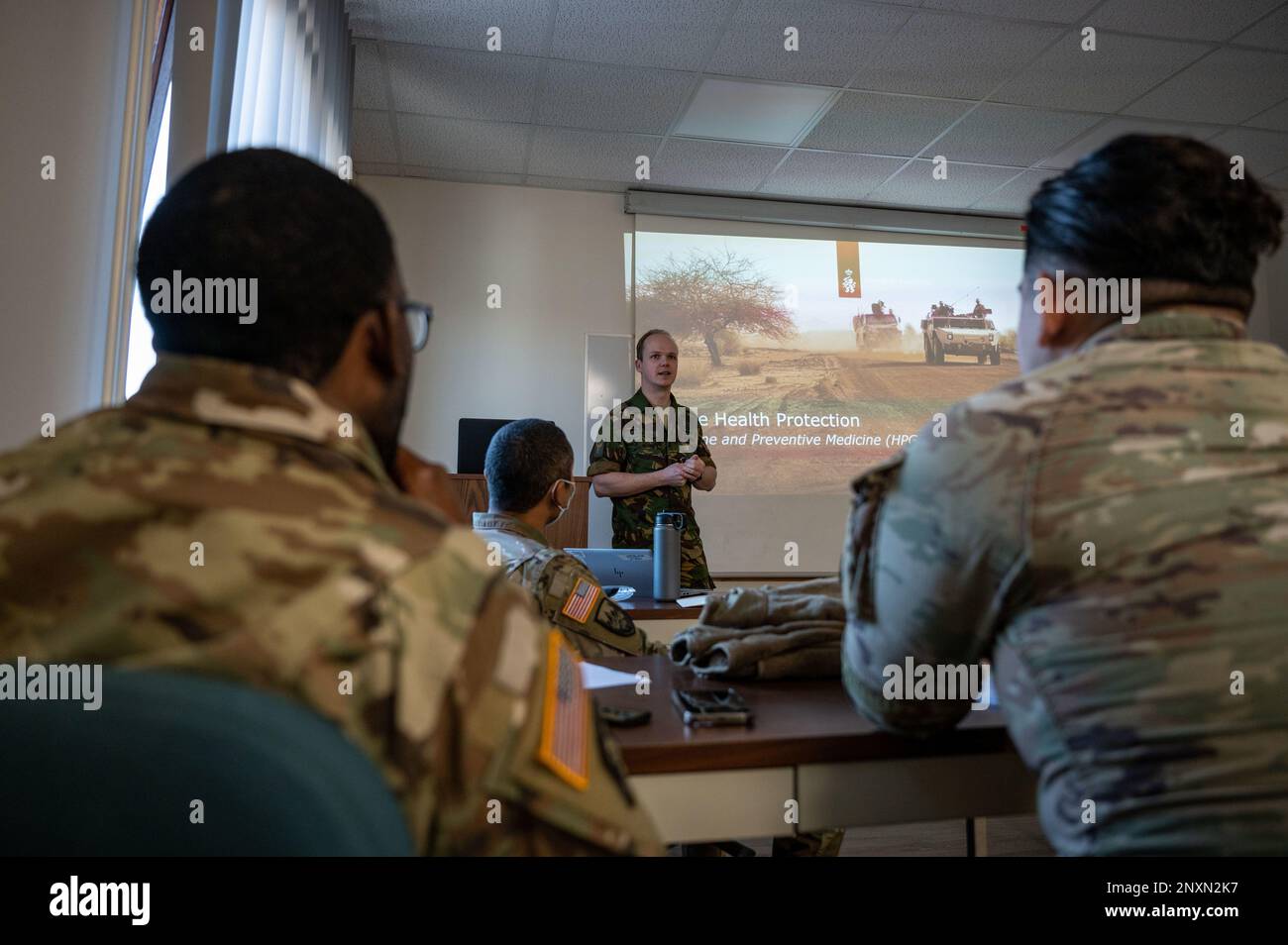 Le capitaine de l'armée royale des pays-Bas, Maikel Wesseling, un officier de médecine préventive, fait une présentation à un américain Spécialiste en médecine préventive de l'armée, affecté au détachement médical de 71st, et spécialiste en médecine préventive de l'Armée royale des pays-Bas lors d'un événement multinational de formation préalable au déploiement de la médecine préventive aux États-Unis Armée Garrison Baumholder, Allemagne, 7 février 2023. Cette formation était axée sur l'amélioration de l'interopérabilité entre les deux pays lorsqu'ils se préparent à Flintlock 2023. Banque D'Images