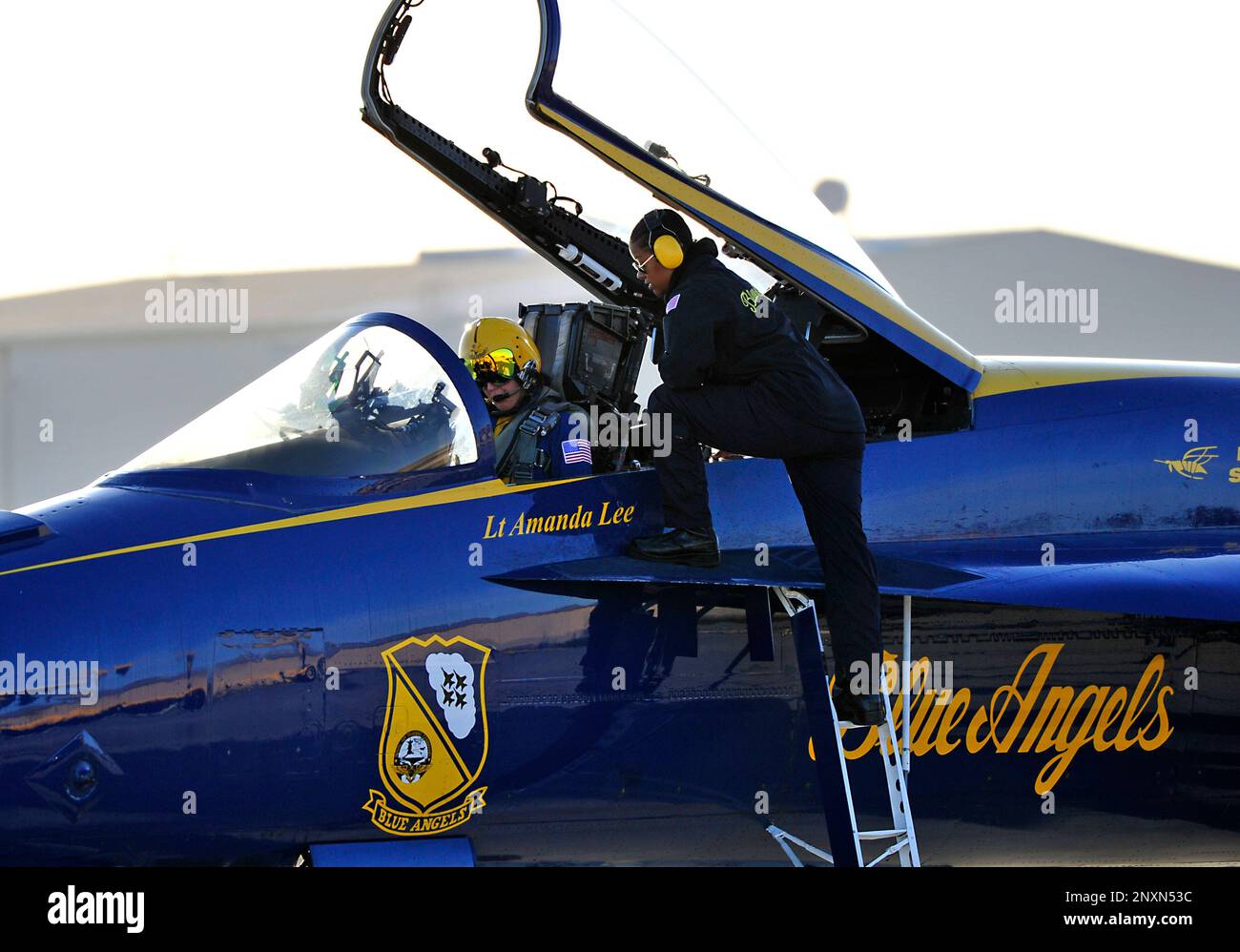 Le pilote de l'aile gauche, le lieutenant Amanda Lee, se prépare au décollage avant un vol d'entraînement au-dessus de l'installation aérienne navale (NAF) El Centro. Le lieutenant Amanda Lee est la première pilote de démonstration F/A-18E/F de l’escadron. Les Blue Angels mènent actuellement une formation d'hiver au NAF El Centro, en Californie, en vue de la prochaine saison des spectacles aériens 2023. Banque D'Images