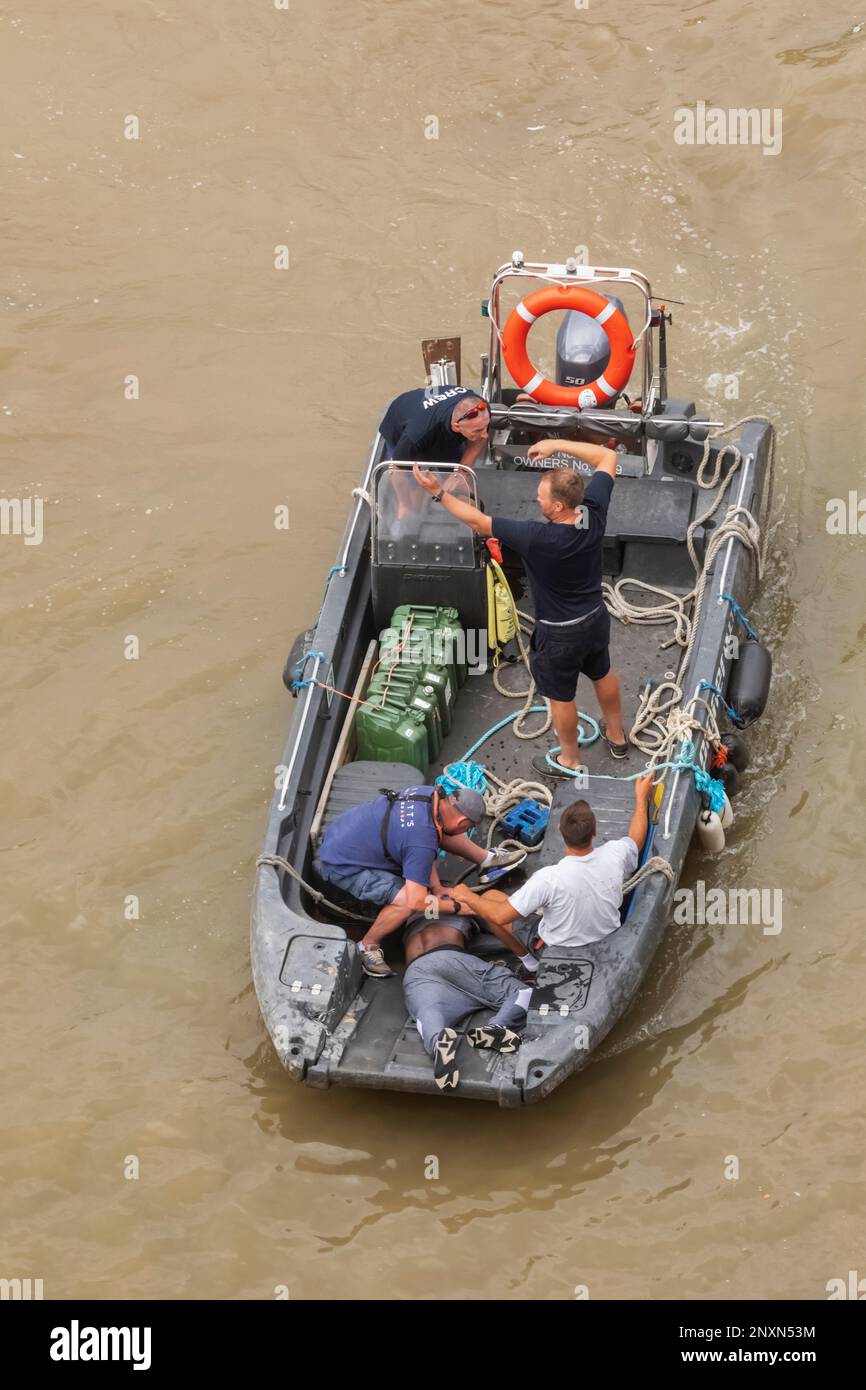 Angleterre, Londres, la Tamise, l'homme étant secouru après être tombé dans la rivière Banque D'Images