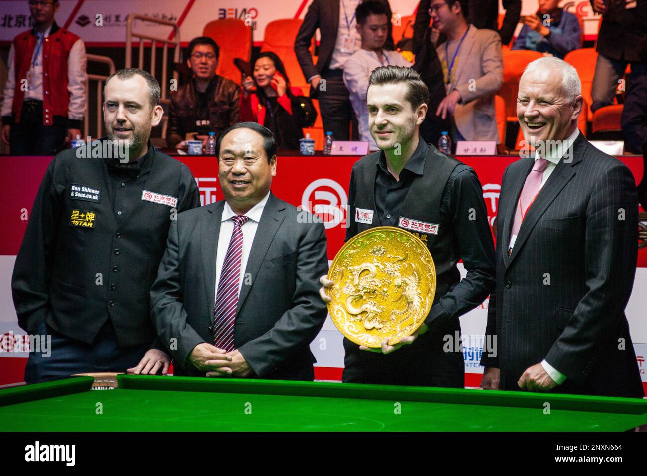 --FILE--Mark Selby of England, second right, poses with his trophy after defeating Mark Williams of Wales in their final match during the 2017 World Snooker China Open in Beijing, China, 2 April 2017.This year’s China Open will become only the second snooker tournament after the world championship to offer one million pounds ($1.39 million) in prize money following a new four-year deal with its promoters, the organizers have announced. The amount is nearly double the money offered last year when Mark Selby beat Mark Williams in the final to claim 85,000 pounds. The new deal with Star Xing Pai Banque D'Images