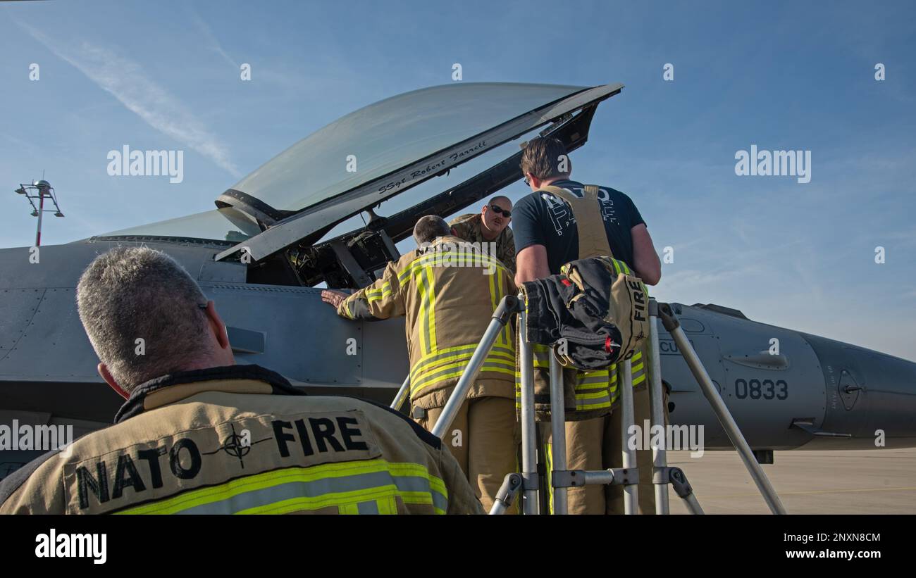 Tech. Le Sgt Kyle Scritchfield, de l'escadron du génie civil 52nd, effectue un entraînement de familiarisation des aéronefs à la base aérienne de l'OTAN, Geilenkirchen, le 15 février 2023. C'était la première fois dans l'histoire récente que les F-16 Fighting Falcons affectés au 480th Fighter Squadron ont participé à ce type d'entraînement à cette base alliée. Banque D'Images