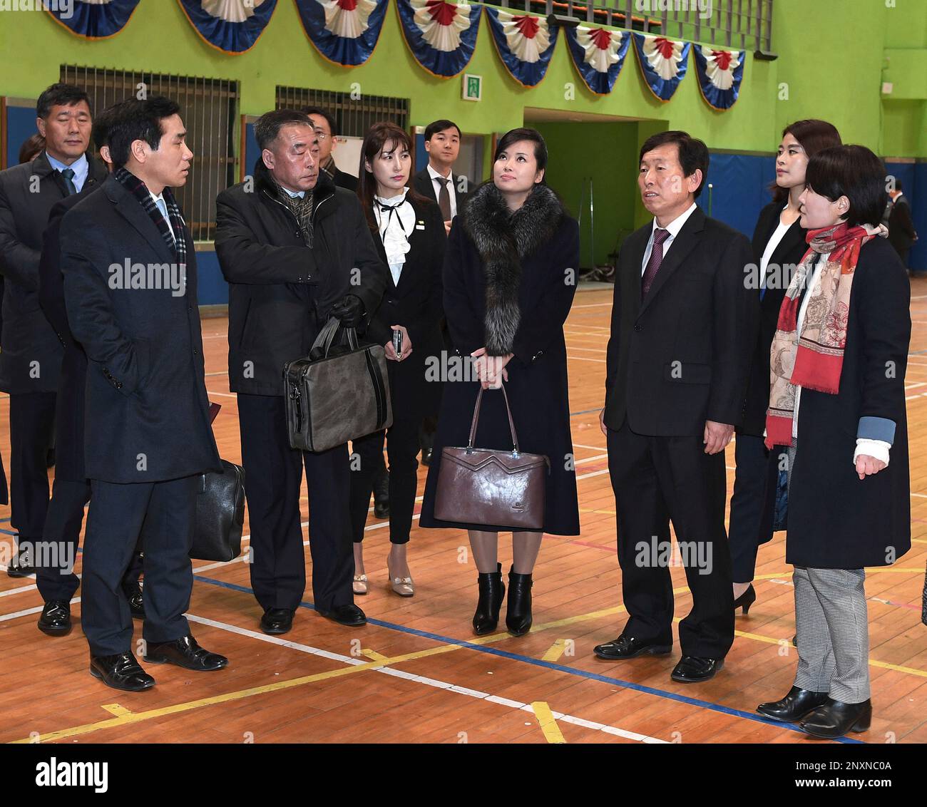 North Korean Hyon Song Wol, center, head of a North Korean art troupe, looks around the venue of Gangneung Art Center in Gangneung, South Korea, Sunday, Jan. 21, 2018. The head of a hugely popular girl band arrived in South Korea on Sunday across the rivals' heavily fortified border to check preparations for a Northern art troupe she also leads during next month's Winter Olympics in South Korea. (South Korea Unification Ministry via AP) Banque D'Images