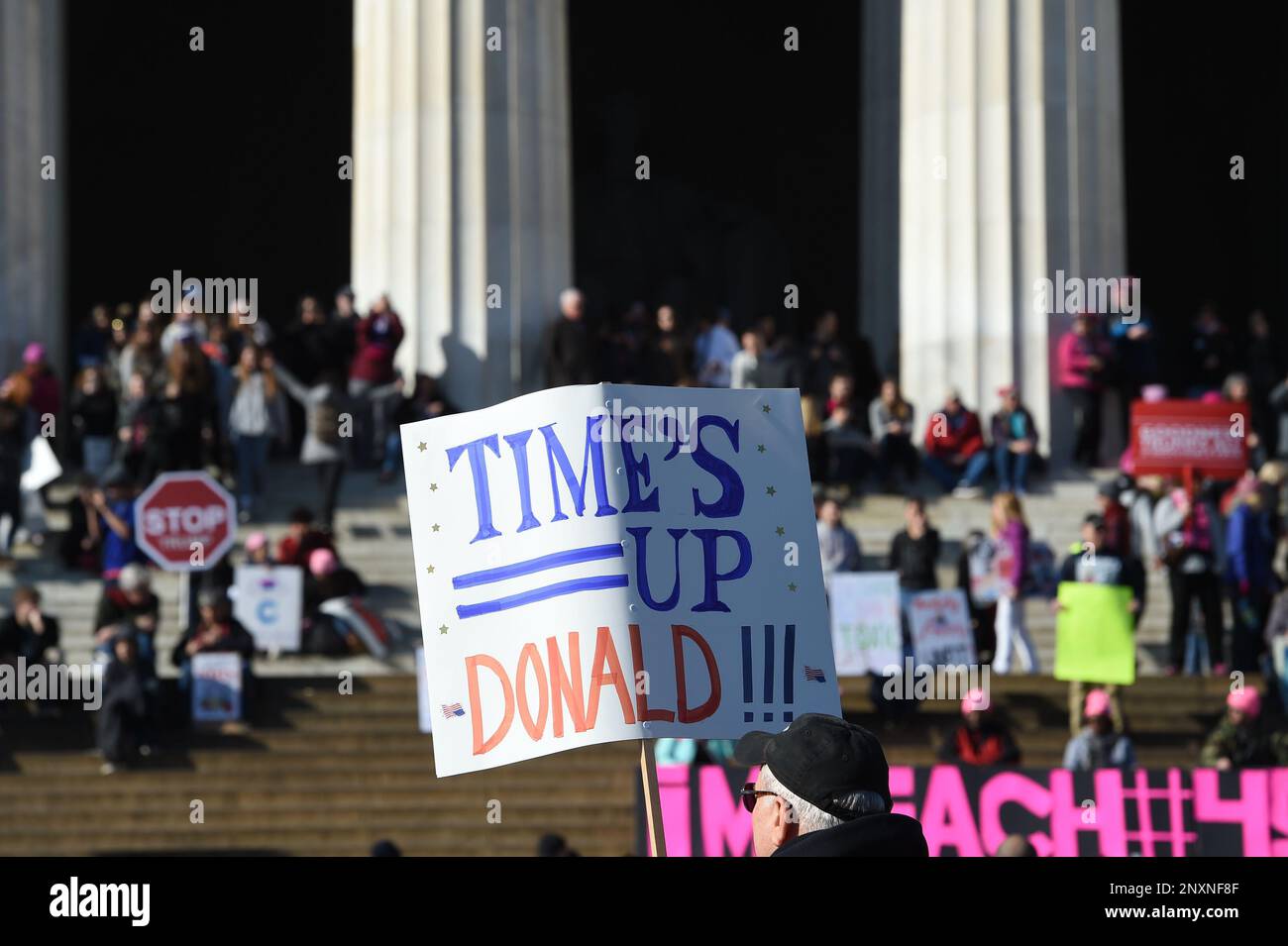 JAN 20, 2018 : People gather on the steps of the Lincoln Memorial during the Women's March around Lincoln Memorial in Washington, DC, on Jan. 20, 2018 in Washington (Cal Sport Media via AP Images) Banque D'Images