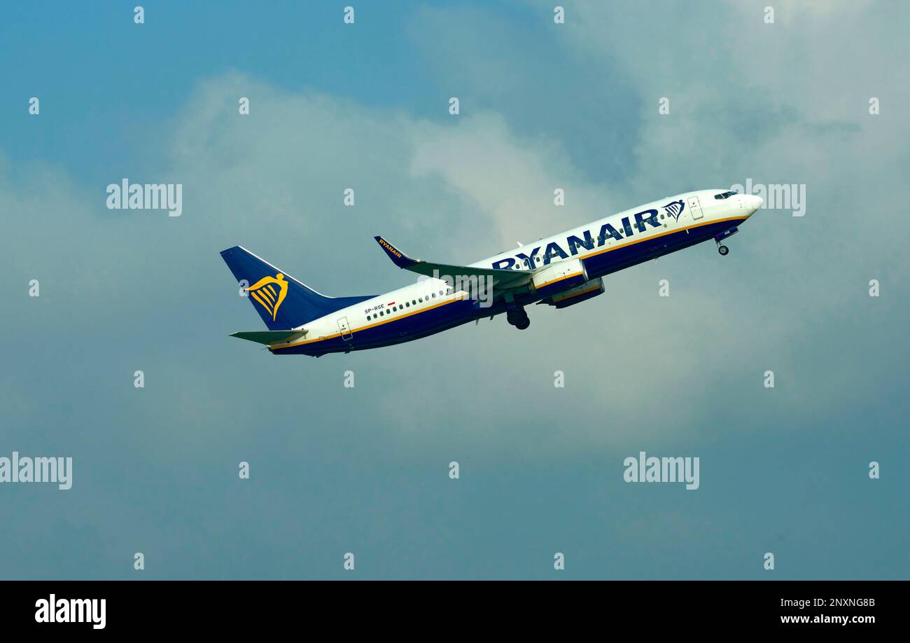 Décollage de Ryanair à l'aéroport Vaclav Havel de Prague Banque D'Images