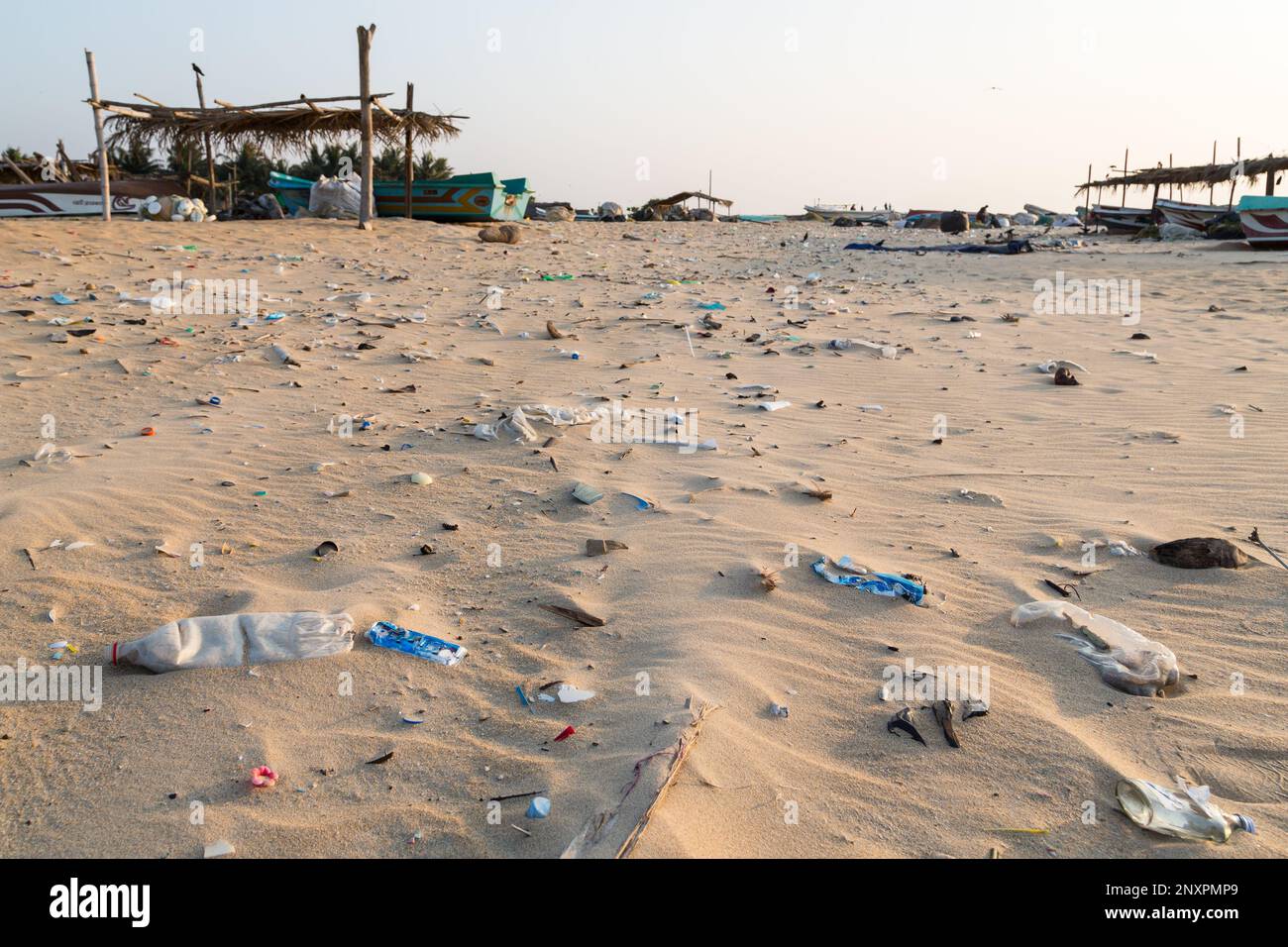 Plastique et autres déchets litières une zone de Negombo Beach, Sri Lanka qui n'est pas ratissé quotidiennement par les grandes stations touristiques. Banque D'Images