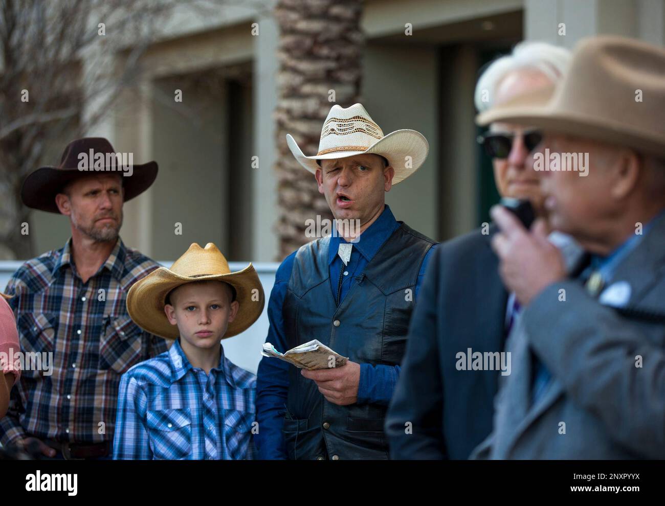 Ryan Bundy relays some Nevada history to his father Cliven Bundy who holds a press conference in front of Metro Police Headquarters on Wednesday, Jan. 10, 2018. Bundy, the Nevada rancher and states’ rights figure who was freed after federal charges were dismissed in a 2014 armed standoff with government agents says the county sheriff and the governor are the only authorities he recognizes. (LE Baskow /Las Vegas Sun via AP) Banque D'Images