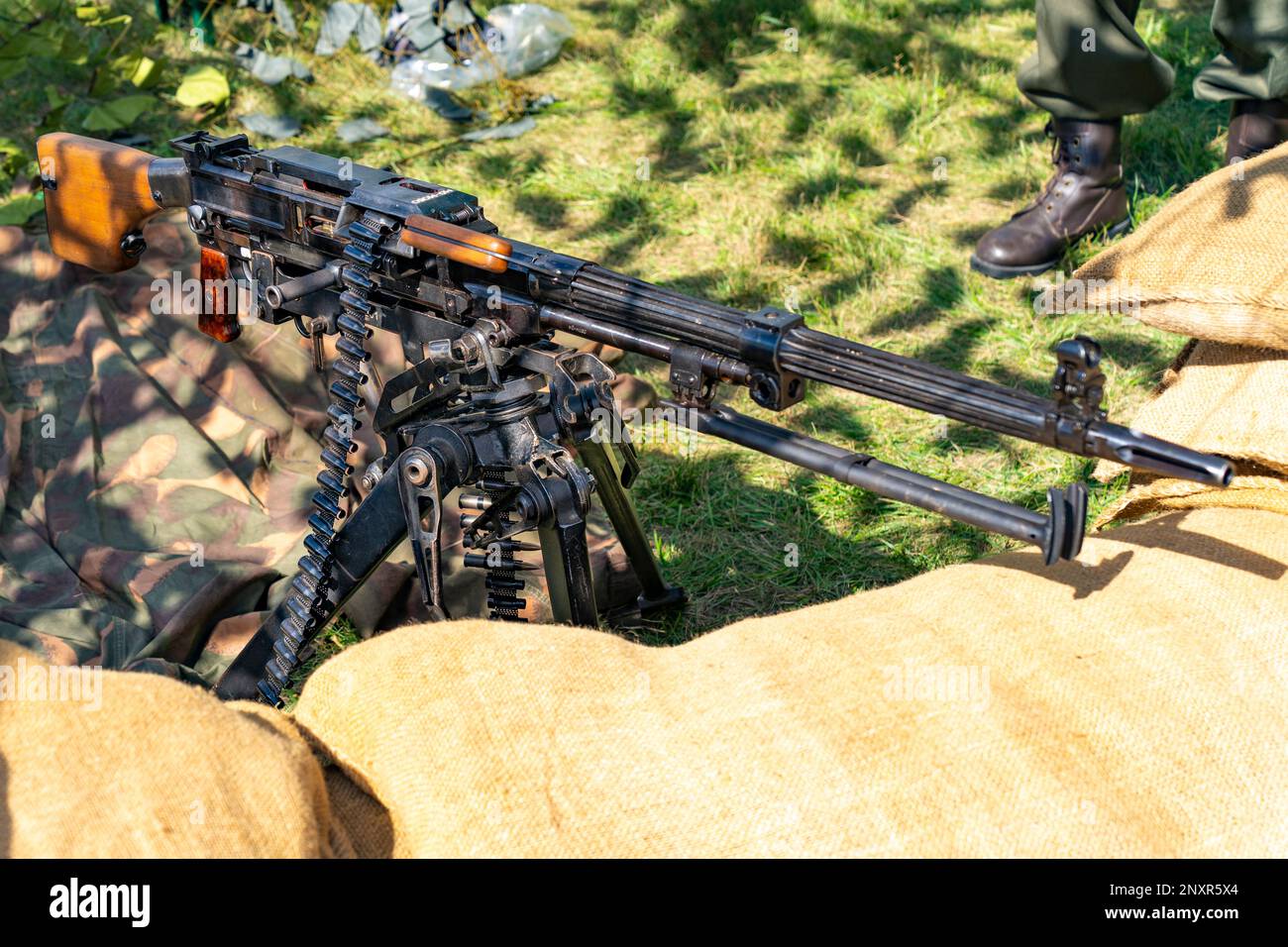 NSV soviet pistolet à machine lourde avec sacs de sable et filet de camouflage Banque D'Images