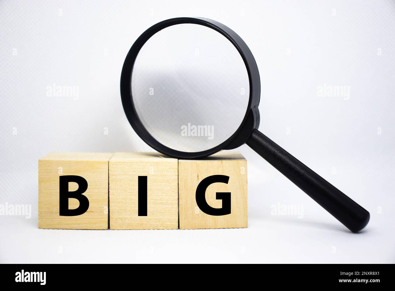 Mots « Big » sur fond blanc. Grand peut décrire des choses qui sont grandes, larges, massives, ou abondantes. C'est un synonyme de mots tels que grand, grand, et Banque D'Images