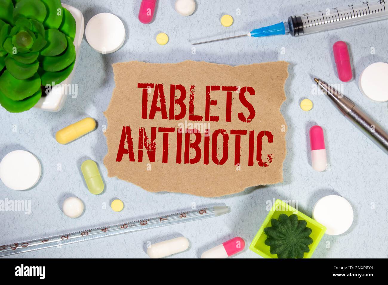 Un paquet de comprimés d'antibiotiques Azithromycin. Ce médicament a été utilisé dans le traitement des infections bactériennes Banque D'Images