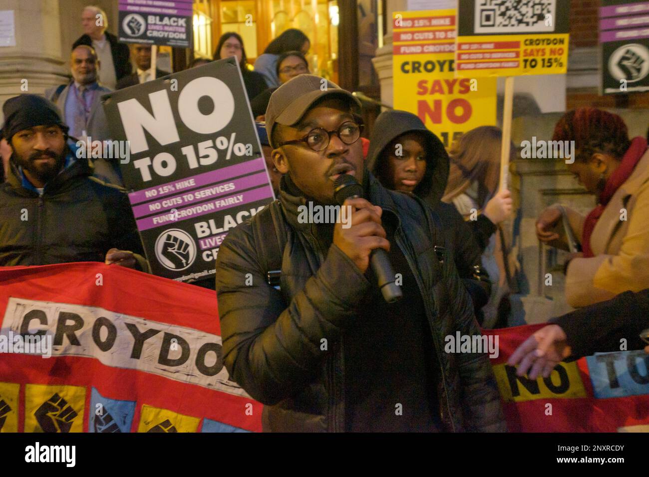 Londres, Royaume-Uni. 1st mars 2023. Les habitants du quartier londonien de Croydon protestent devant les bureaux du Conseil contre une augmentation de 15% de la taxe du Conseil. L'énorme augmentation est nécessaire en raison des coupes dans le soutien du gouvernement central et des années de mauvaise gestion par les travaillistes et les conservateurs, en particulier dans la société de logement du conseil. L'augmentation proposée s'accompagne d'années de compressions dans les services essentiels de l'arrondissement. Credit: Peter Marshall/Alay Live News Banque D'Images