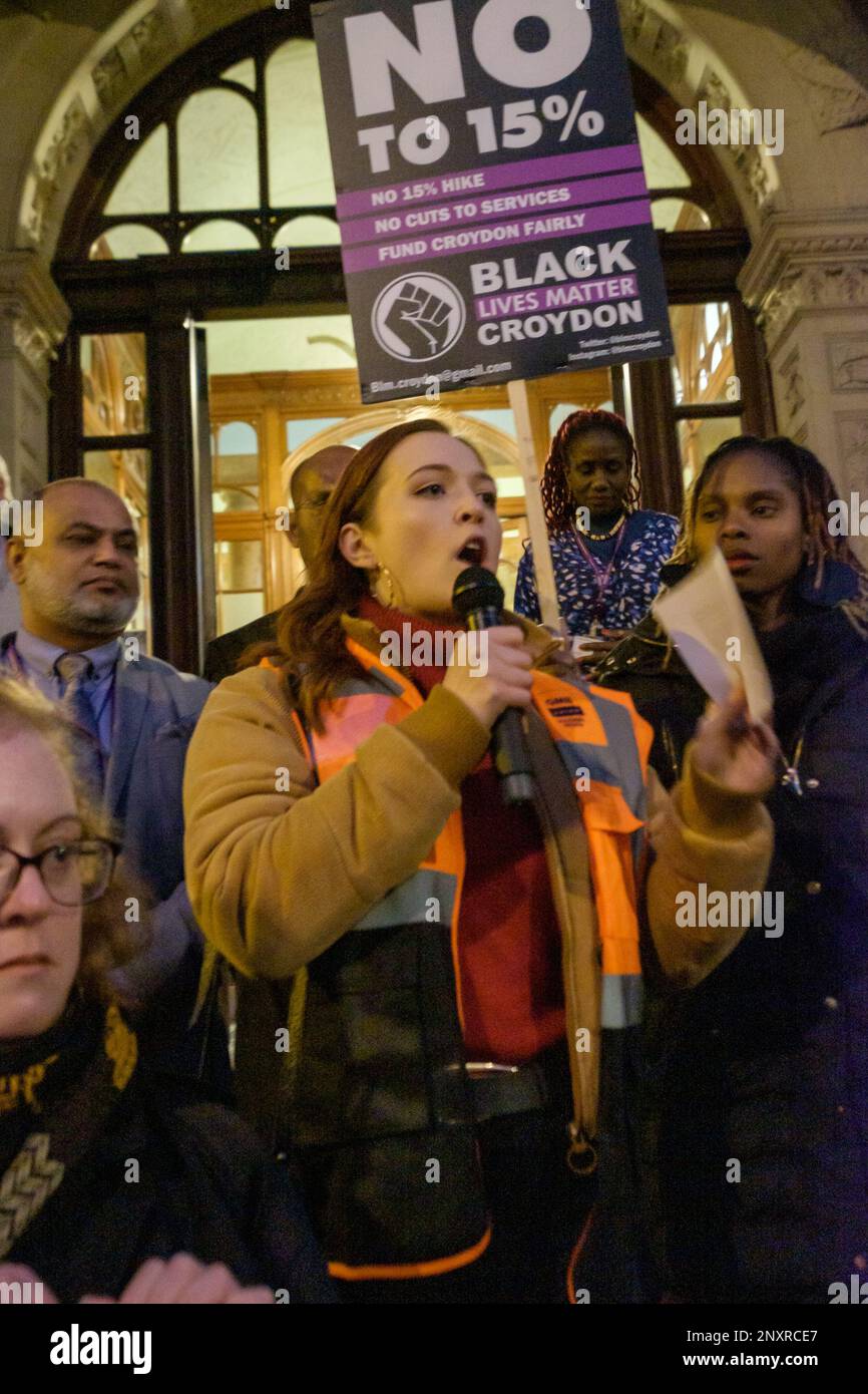 Londres, Royaume-Uni. 1st mars 2023. Les habitants du quartier londonien de Croydon protestent devant les bureaux du Conseil contre une augmentation de 15% de la taxe du Conseil. L'énorme augmentation est nécessaire en raison des coupes dans le soutien du gouvernement central et des années de mauvaise gestion par les travaillistes et les conservateurs, en particulier dans la société de logement du conseil. L'augmentation proposée s'accompagne d'années de compressions dans les services essentiels de l'arrondissement. Credit: Peter Marshall/Alay Live News Banque D'Images