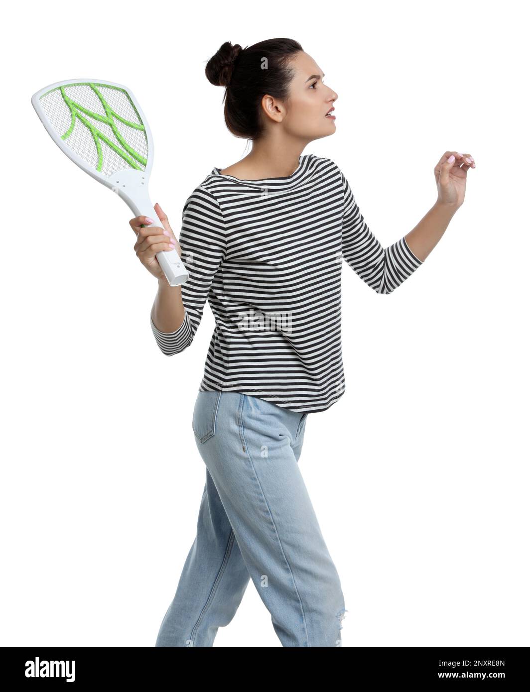 Jeune femme avec la mouche électrique balançante sur fond blanc. Insecte tueur Banque D'Images