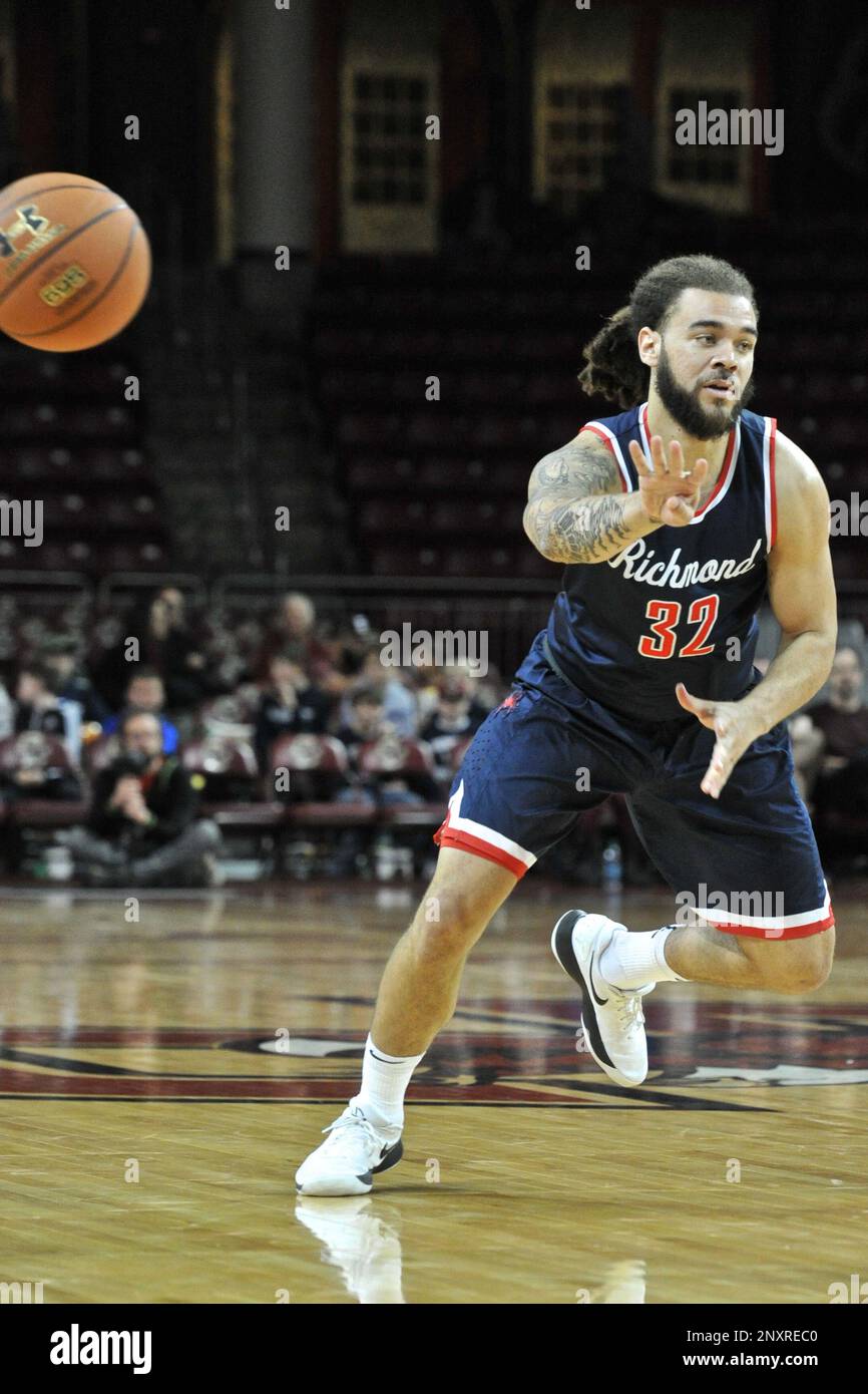 CHESTNUT HILL, MA - DECEMBER 23: Richmond Spiders guard Julius Johnson (32) passes the ball blindly to the corner. During the Richmond Spiders game against the Boston College Eagles at Conte Forum on December 23, 2017 in Chestnut Hill, MA (Photo by Michael Tureski/Icon Sportswire) (Icon Sportswire via AP Images) Banque D'Images
