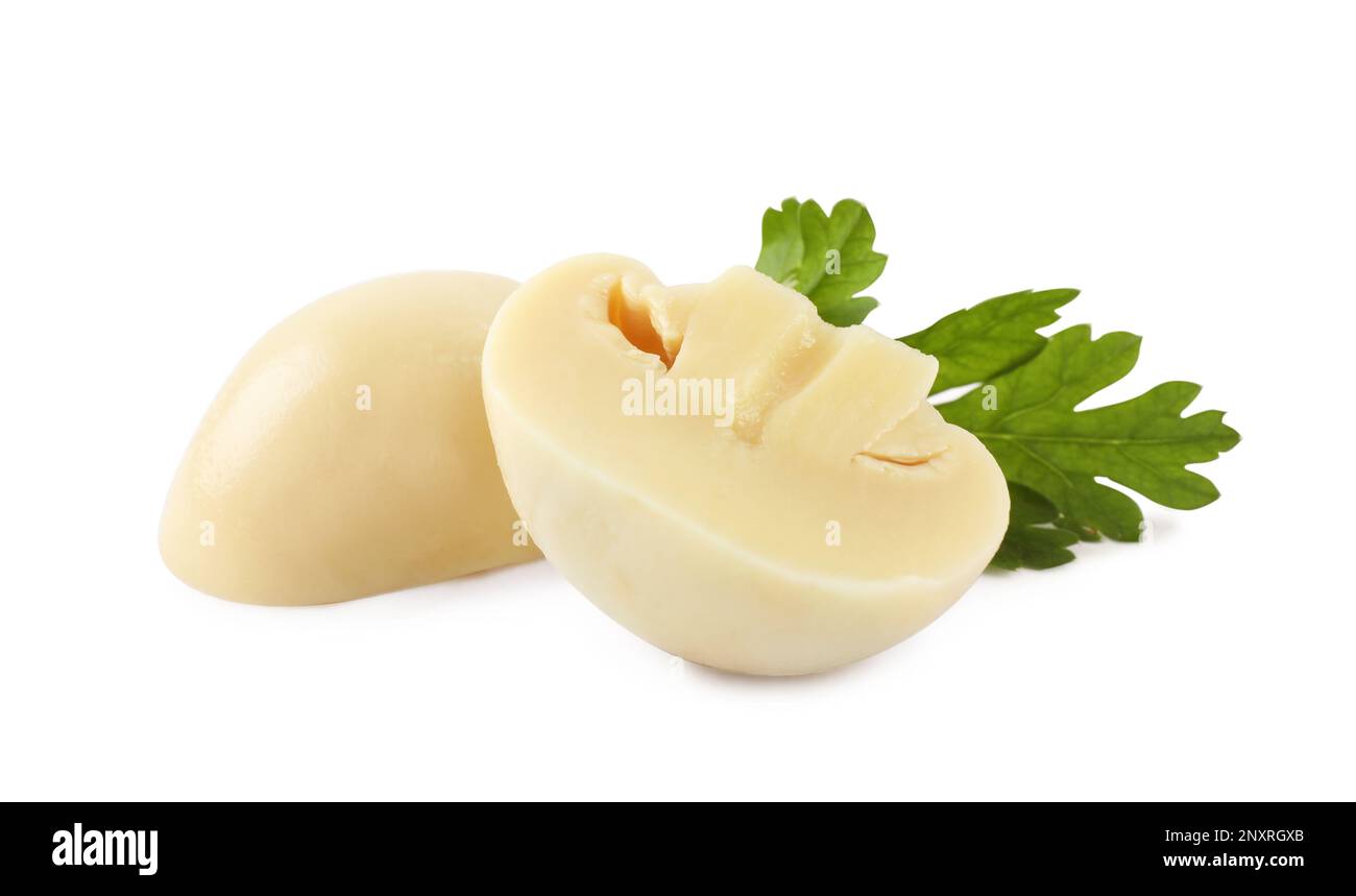 Couper les champignons marinés et le persil isolé sur blanc Banque D'Images
