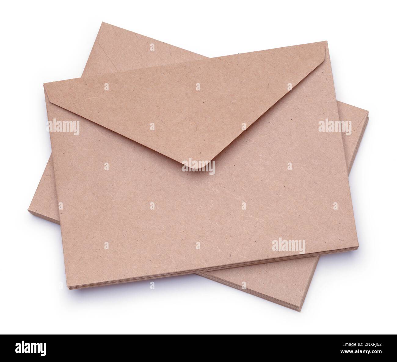 Pile fractionnée d'enveloppes marron découpée sur blanc. Banque D'Images