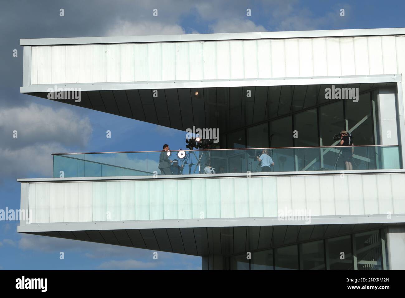 Les caméras de télévision enregistrent une vidéo d'un homme au Waterfront Hall, Belfast, Irlande du Nord Banque D'Images