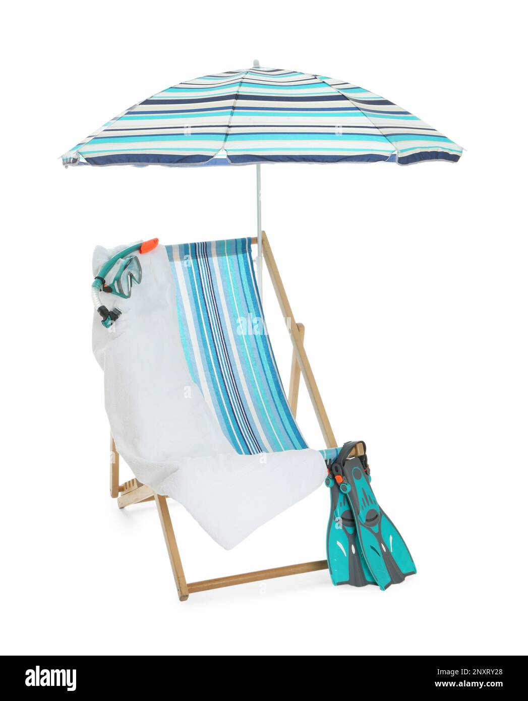 Parapluie de plage à rayures bleues ouvertes, chaise longue, serviette et équipement de plongée sur fond blanc Banque D'Images