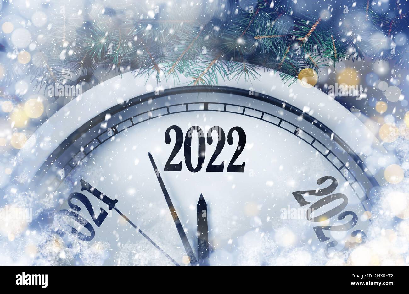 Horloge comptant les derniers moments à la nouvelle année 2022 et de belles branches de sapin. Effet bokeh Banque D'Images